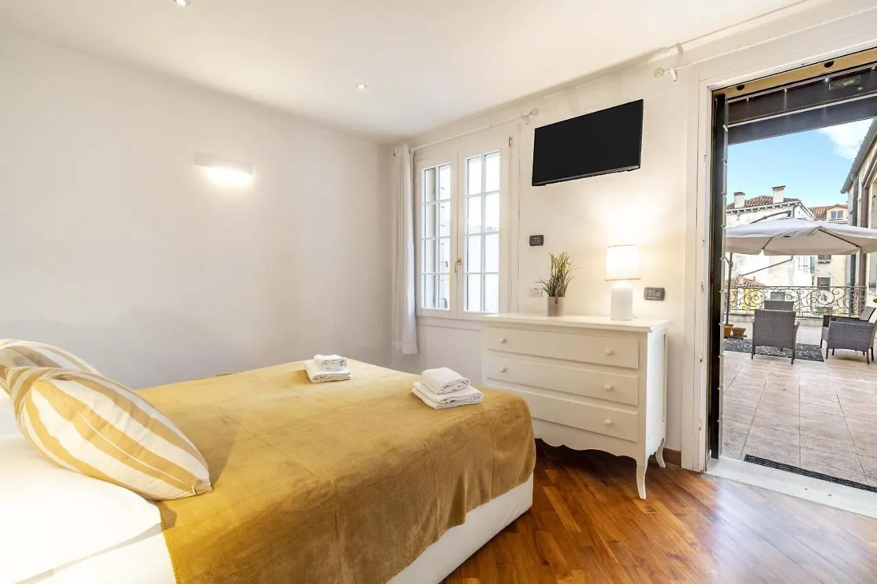 Apartment Tolentini Canal View & Terrace By Wonderful Italy Venice